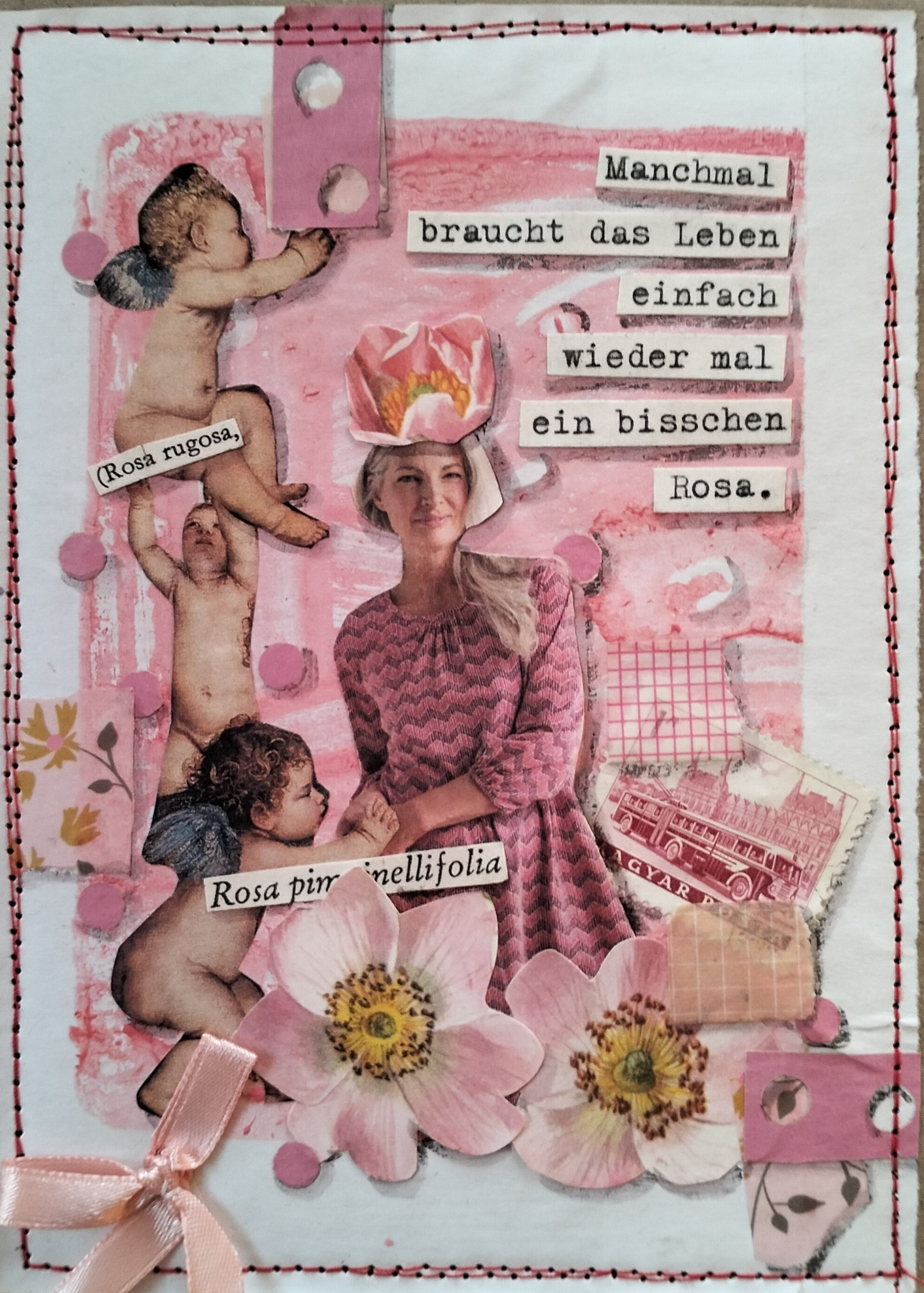 Utensilien für die Monotypie liegen auf einer Arbeitsfläche: Gelplatte, eingefärbt mit roter Farbe, Stempel, Farbe, Farbroller, fertige Drucke